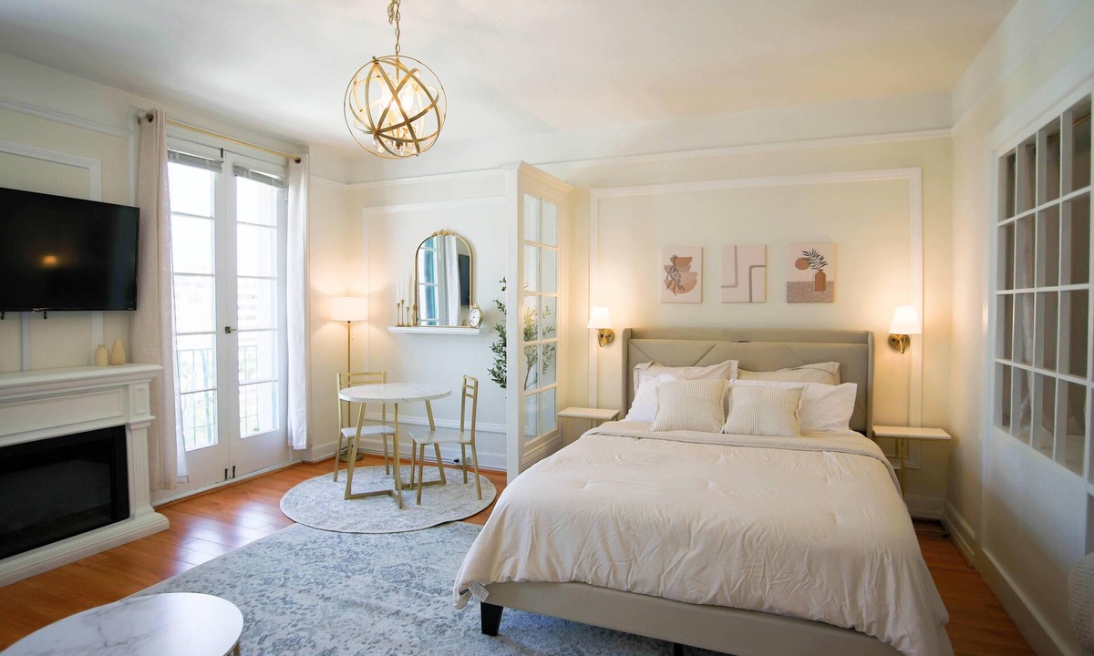East Village Apartment | Chambre de Bonne in Downtown Long Beach across from the Convention Center~