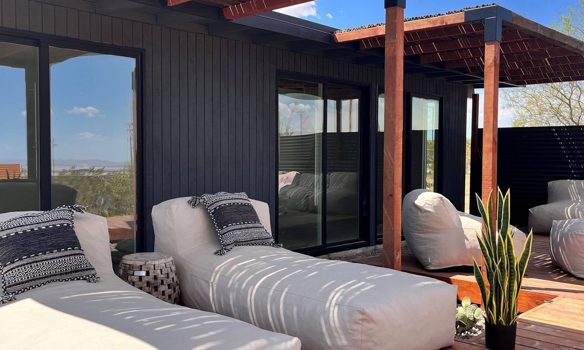 Yucca Valley House | Champagne Supernova Modern Desert Chic w/Stunning views.Hot Tub & Pool Table!