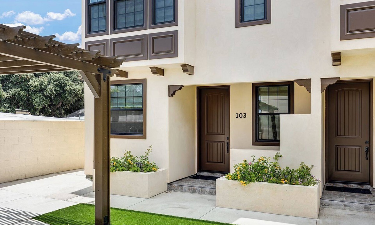 Mid Central Condo | Charming 2-bedroom condo with WiFi, AC in beautiful Pasadena