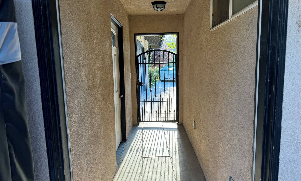 Riverside House | Charming 2-bedroom Guest House in Riverside with WiFi and AC