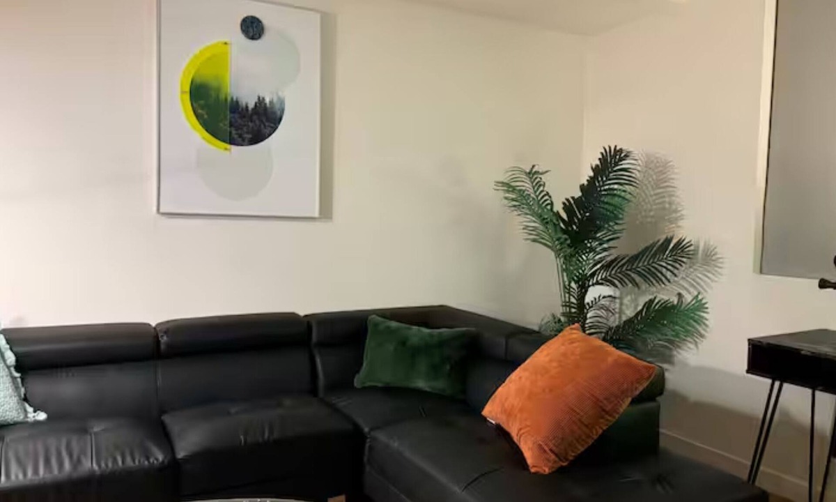 Downtown Apartment | Charming 2-BR 2-BA 4 Beds Apt in Glendale