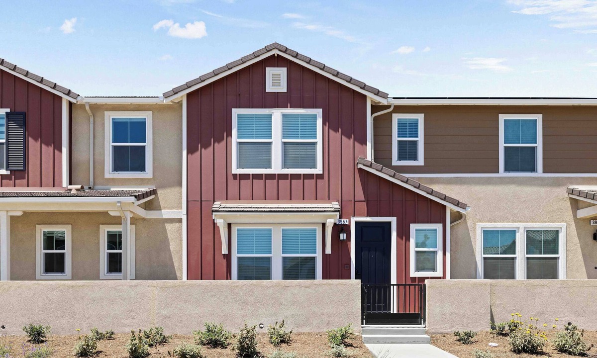 Ontario House | Charming 3-bedroom townhome with warm pool 10mins Ontario Airport