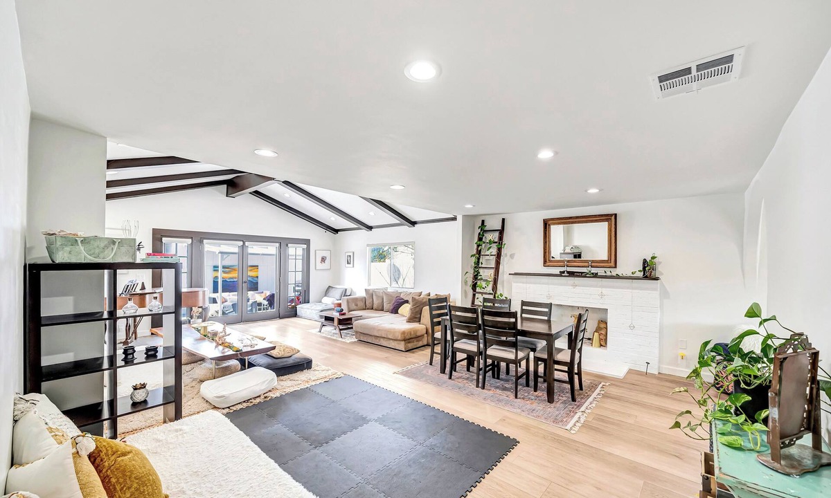 Lake Balboa House | Charming 3-bedroom with a fitness area welcoming Lake Balboa, Los Angeles
