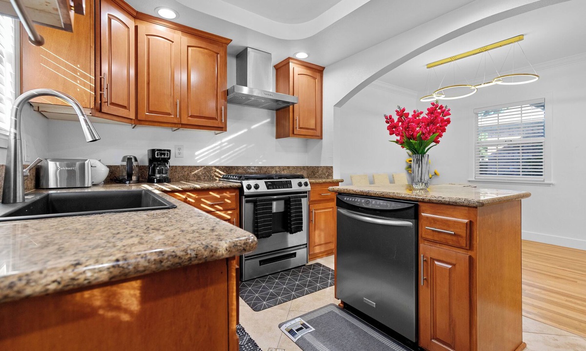 Southwest Anaheim House | Charming Anaheim Getaway – Close to Disney & More!