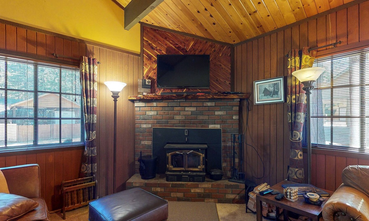 Summit Estates Cabin | Charming home w/ full kitchen & wood stove - minutes to ski slopes