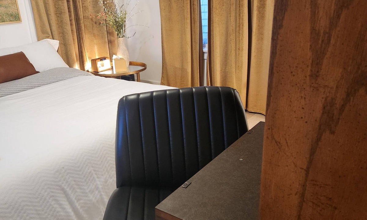 Riviera - Westchester House | Charming masterbedroom@historical downtown Bakersfield close to major hospitals