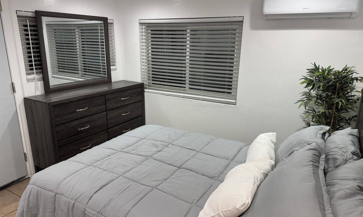 Sylmar House | Charming newly remodeled room in Sylmar with WiFi, AC, private entrance.