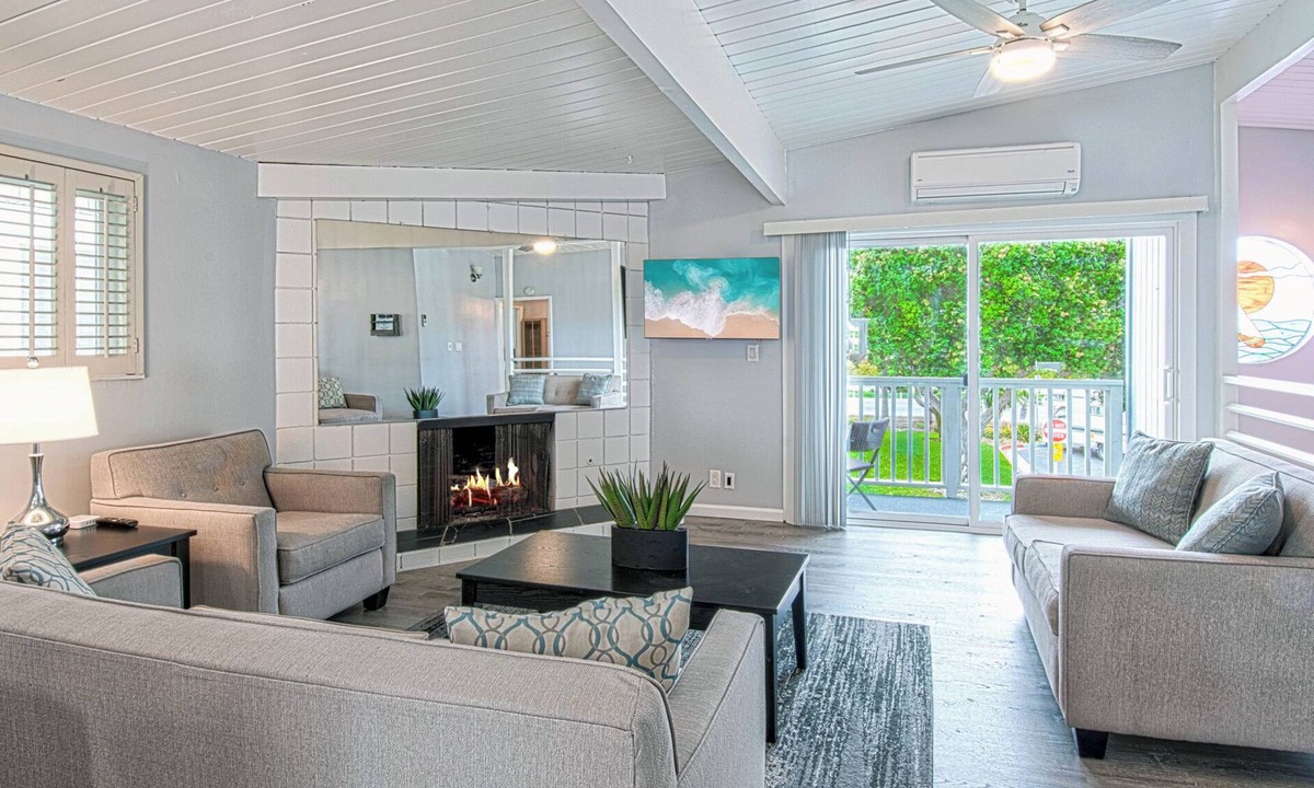 Newport Shores House | Charming single family home located just one house off the beach.