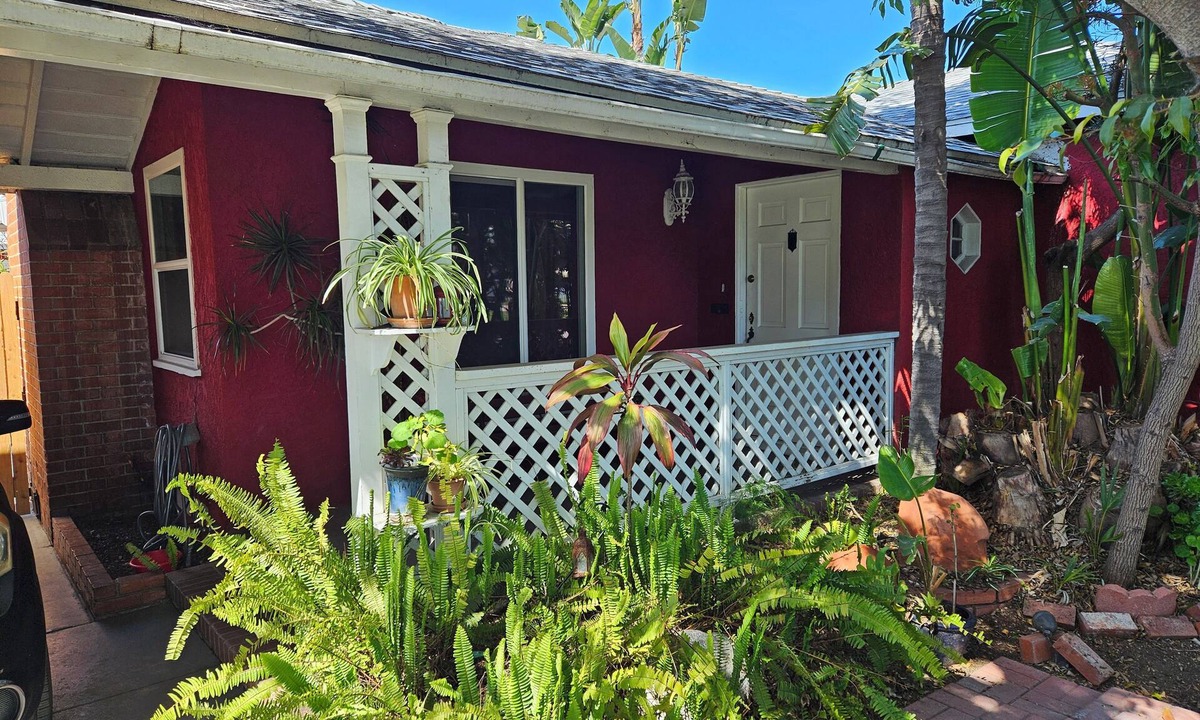 South Wrigley Cottage | Charming Urban Oasis 3-bedroom cottage in Long Beach