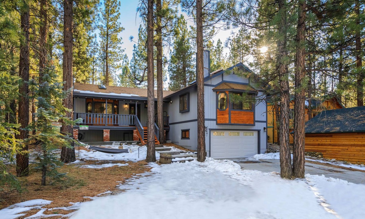 Fox Farm House | Cheerful cabin with Central A/C and Heating, hot tub, game room-pool table +more