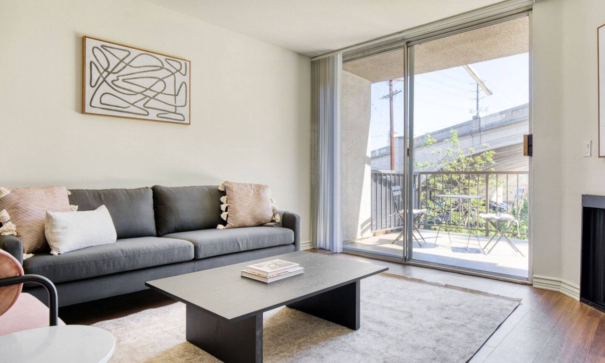 Los Feliz Apartment | Chic Los Feliz 1BR w/ Pool, Gym & Lounge, near Observatory, by Blueground