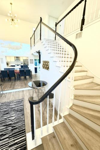 Sunset Park House | Chic Santa Monica House - Spa Hot Tub, Billiards, BBQ, Projector