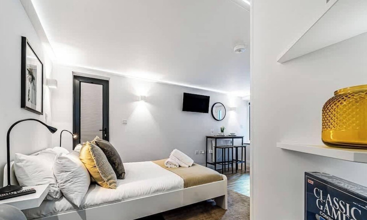 Windsor City Centre Apartment | Chic Studio Steps from Windsor Castle