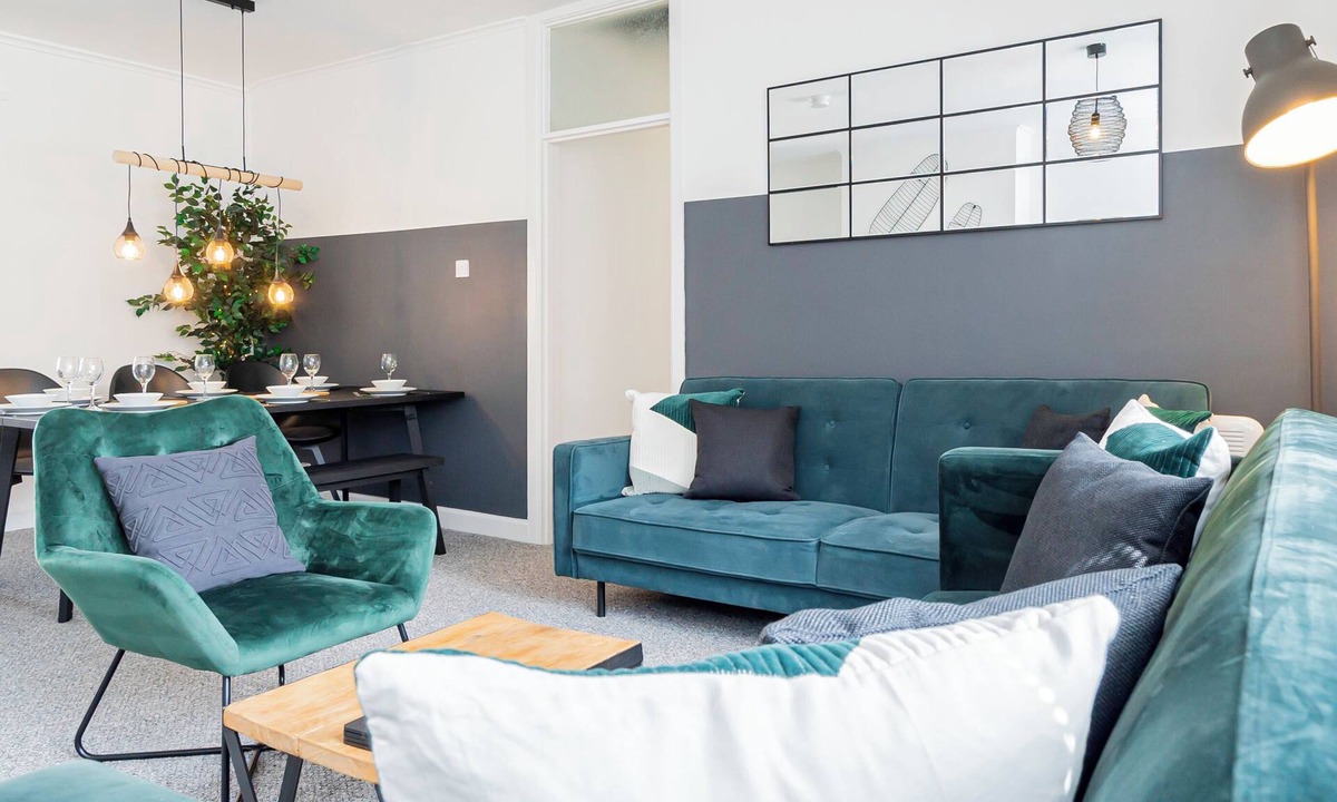 Southampton City Centre Apartment | City Centre 3-Bed Apartment – Sleeps up to 8 guests, with NCP car park next door (pay for parking). Walking distance to the Mayflower Theatre, shops, and transport. Ideal for families, groups, or business stays.