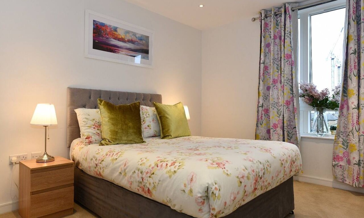 London Borough of Hounslow Apartment | Classic 2 Bed Flat near Brentford Football Stadium