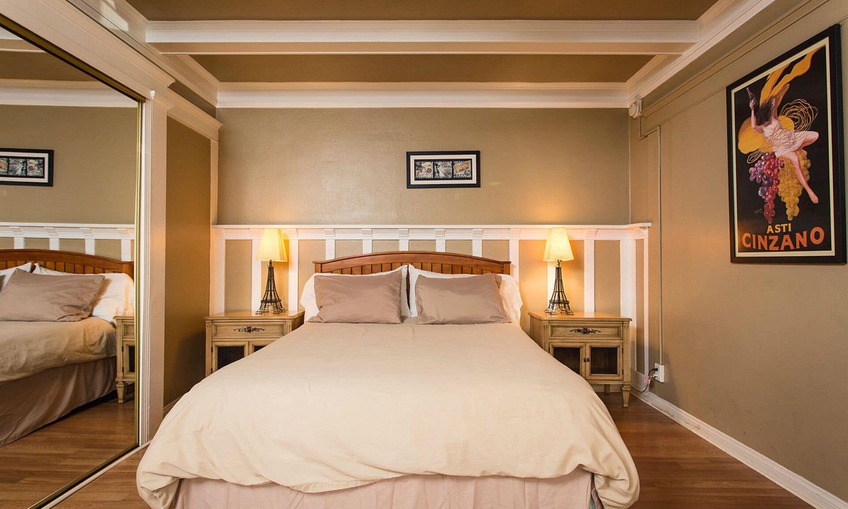 Hollywood Apartment | Classic & Central Hollywood Retreat with Porch and Garden
