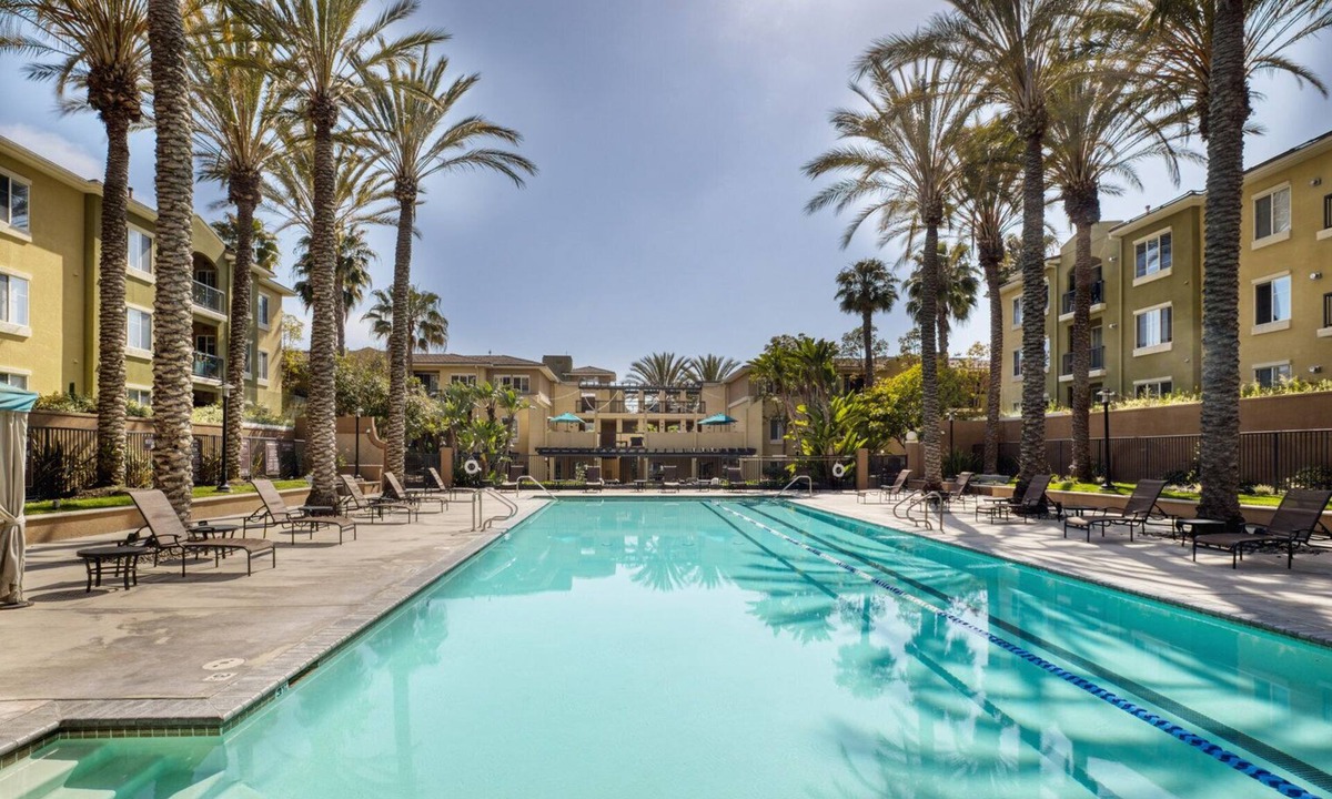 Playa Del Rey Apartment | Classic Playa Del Rey 2BR w/ Pool, Jacuzzi & Gym, near LAX, by Blueground