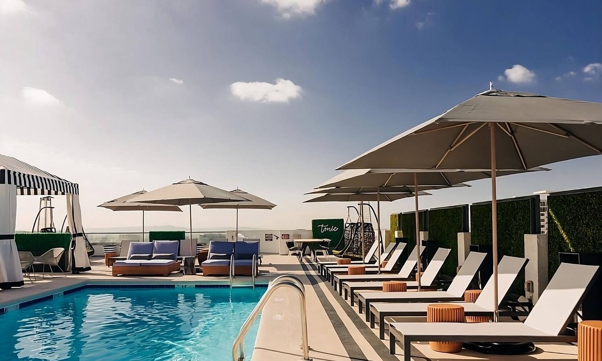 Norma Triangle Apartment | Classic Reunion at the Rooftop Poolside Bar, 4 Classy Units w/Balcony!