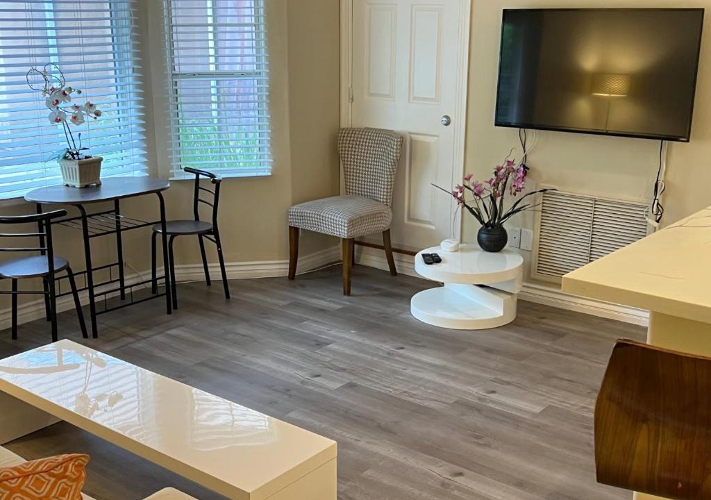 Lake Balboa Apartment | Comfortable 2bed/1bath unit near Universal Studio and Hollywood sleep 4