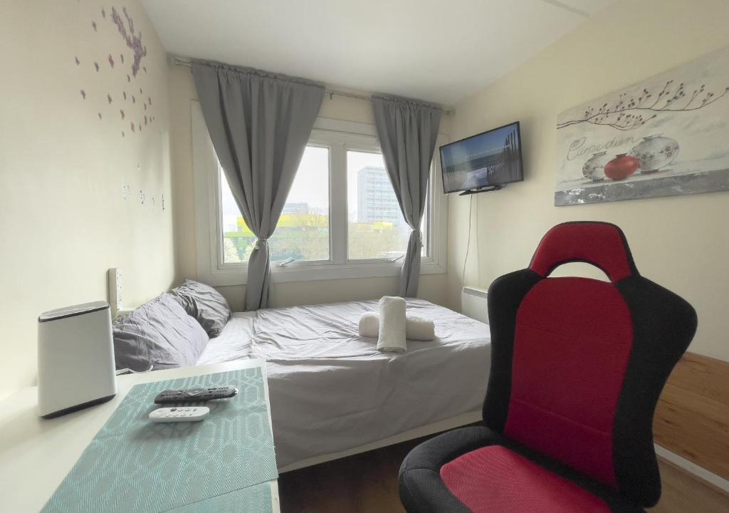 Westbourne Apartment | Comfortable 2BR London Stay 4 Beds Sleeps 5