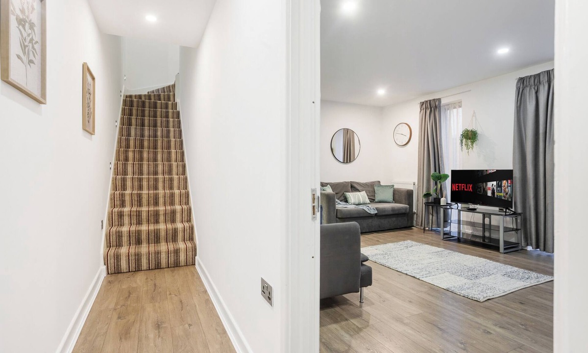 Canning Town Apartment | Comfortable 3-Bed close to Excel Ideal for Groups