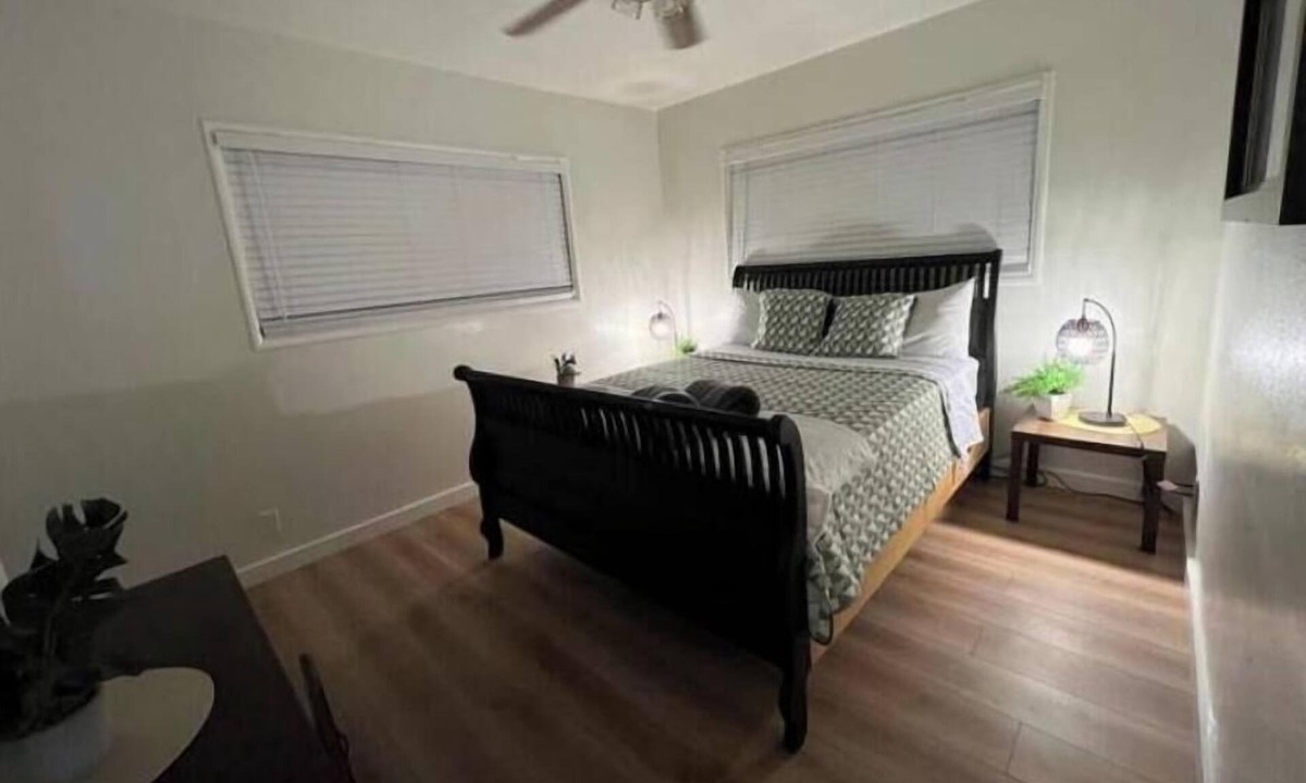Rialto House | Comfortable getaway 3 bedroom with free Wi-Fi.