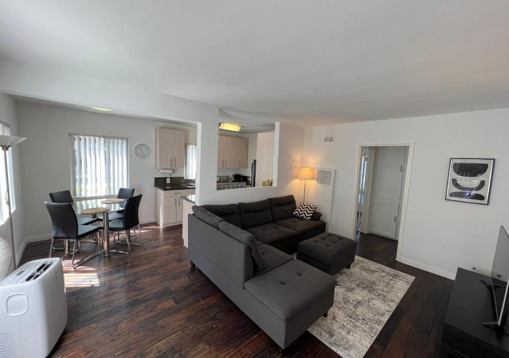 Norma Triangle Apartment | Comfortable & Hip 1 Bedroom Apartment at Center of WeHo