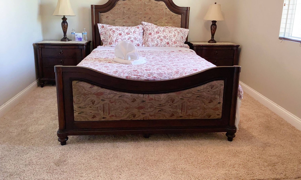 Eastvale House | Comfortable Rooms #201 In A House: Queen Bed + Free WiFi + Work Desk