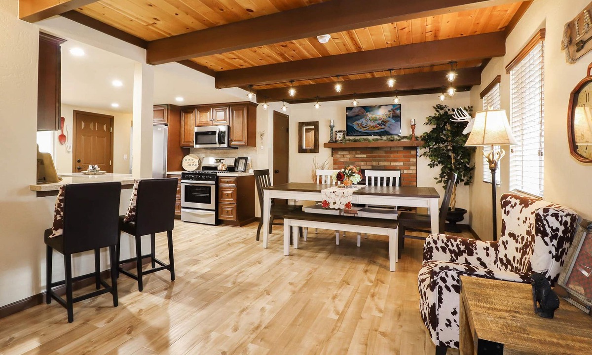 Fox Farm Cabin | Comfy Bear Cabin: Luxury! Outdoor Hot Tub! Pool Table! Propane BBQ! Roku, Cable, & WiFi!