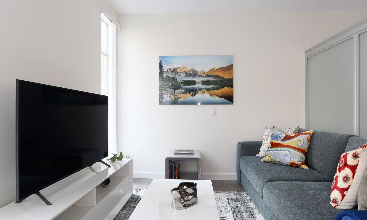 Pasadena Apartment | Comfy, Clean & Modern Pasadena Apartment