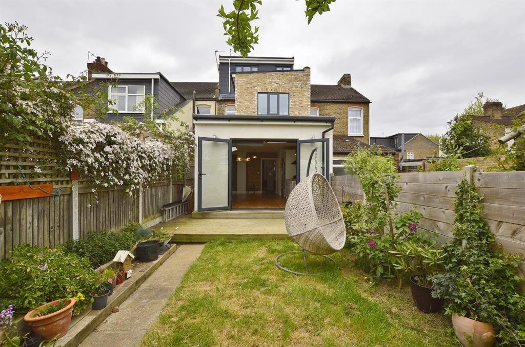 Newham House | Contemporary 3 bed house with spacious garden close to Stratford & Canary Wharf
