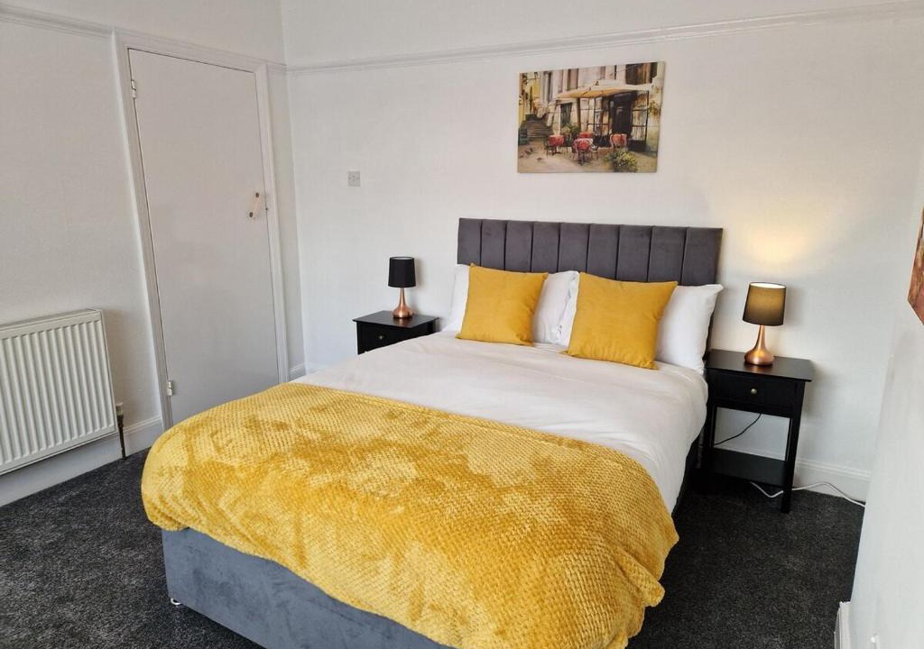 Birstall House | Contractors-Friendly 4-Bedroom Home , Guests 7 , Home Away From Home