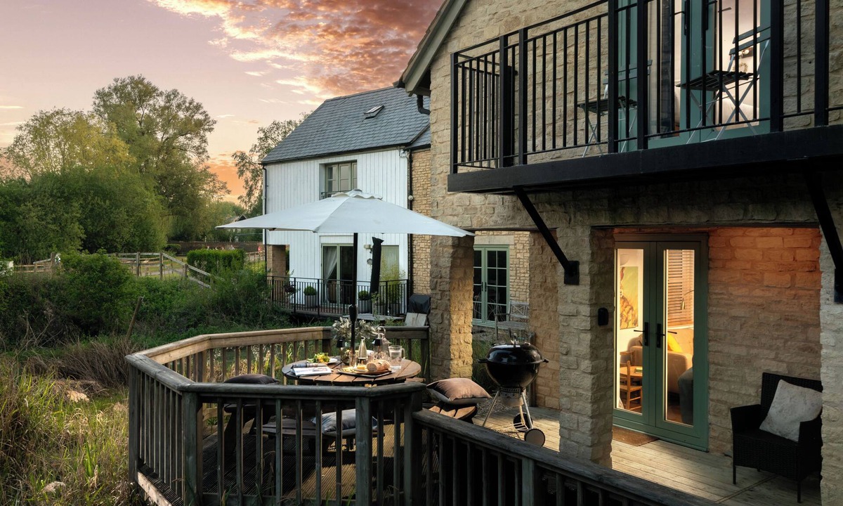 Cirencester Cottage | Cornerstone Cottage Cotswolds LowerMill Estate Spa+pools lakes nature a/c chef