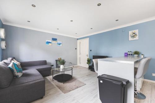 Newham Apartment | Cosy 2BR Home, Free Parking, 8min to City Airport
