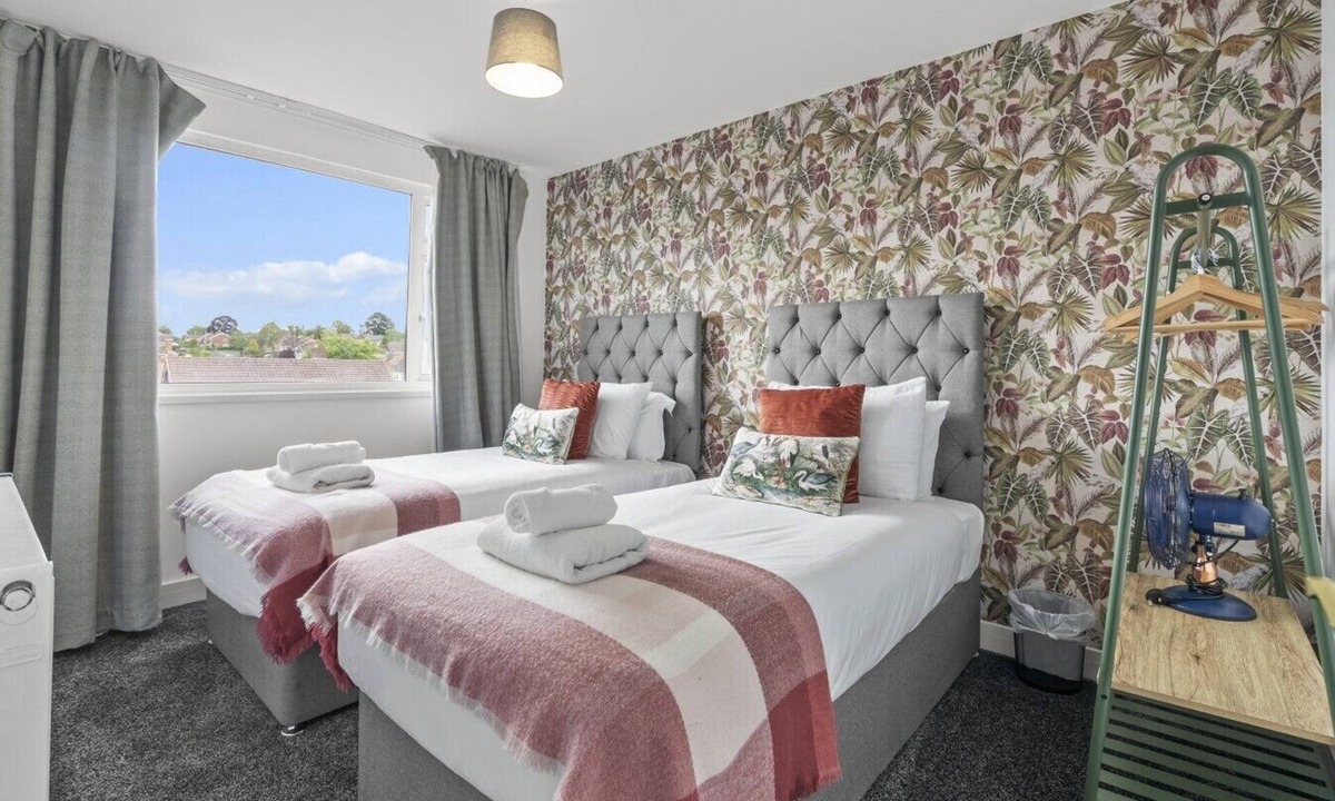 Tewkesbury Apartment | Cosy 3BR Flat With Free Parking Near Marina