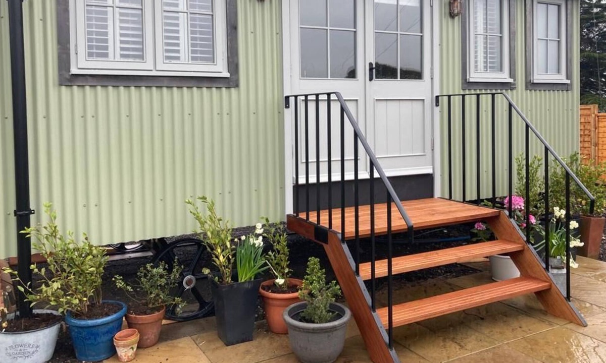 Pitchcombe Cabin | Cotswold Shepherdhut Retreat . Hot Tub , Sauna. Pet friendly