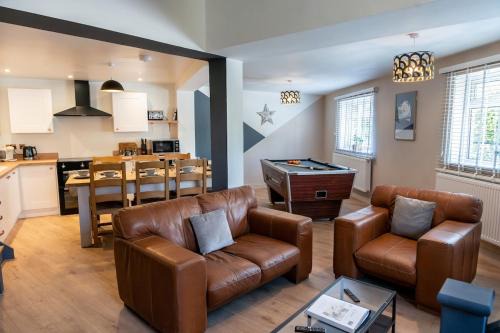 Stroud House | Cotswolds-Stroud-Large 9 Bed Home-Sleeps 20-Work or Leisure