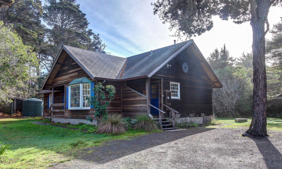 Cleone Cabin | Cottage with deck & electric fireplace- walk to the ocean, beach, & bluffs