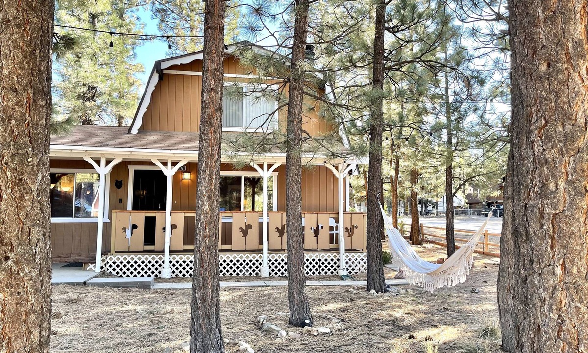 Woodlands House | Country Bear Cabin - 10 miles from Big Bear Lake!
