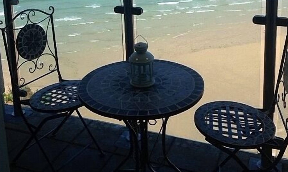 Newquay City Centre Apartment | Couples Luxury Boutique Retreat with Ocean Views on Tolcarne Beach