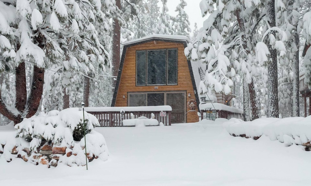 Fox Farm Cabin | Cowboy Chic by Destination Big Bear : Pool Table! Outdoor Hot Tub! Wood Burning Fireplace! WiFi! Cable! BBQ! Large Yard!
