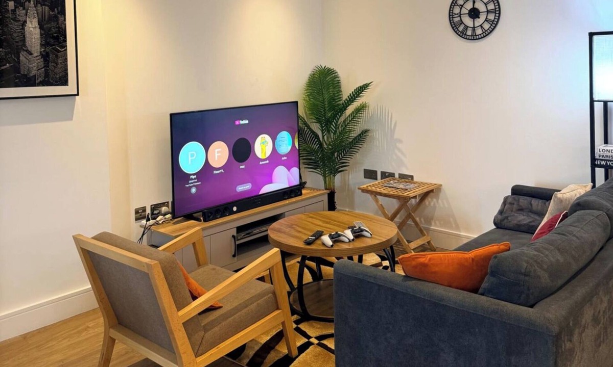 Birmingham Apartment | Cozy 2-Bed Apt, Sleeps 4 near Jewellery Quarter