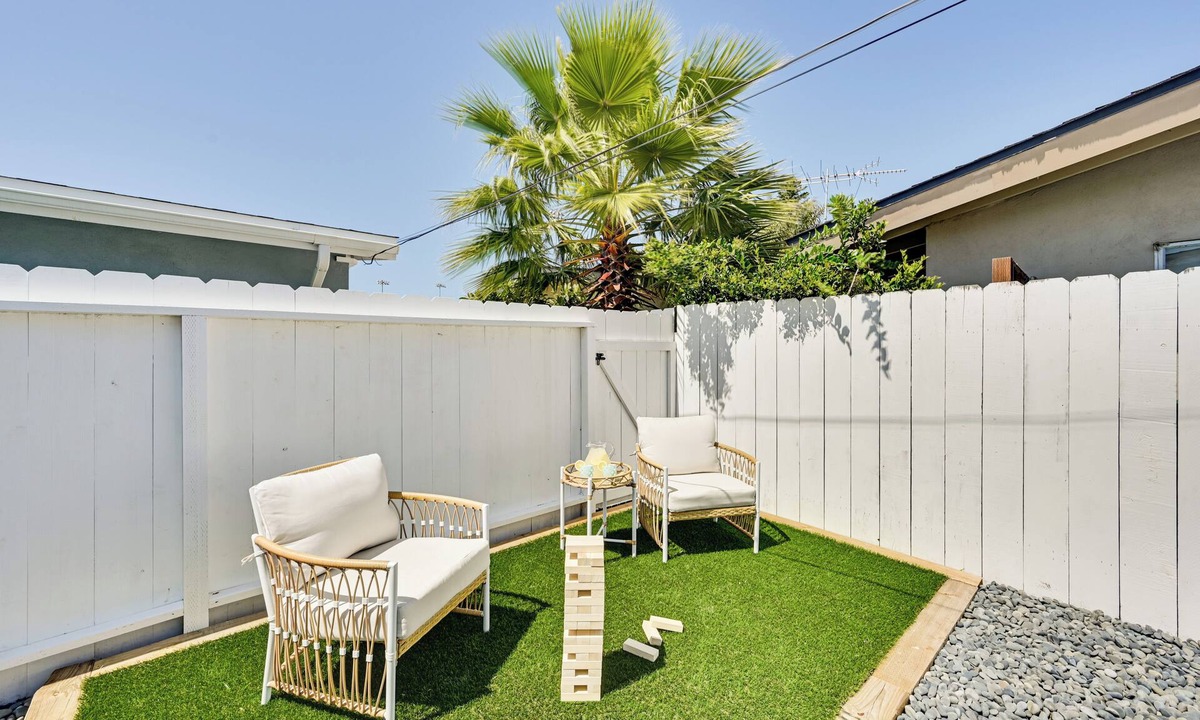 Townsite House | Cozy Beach Bungalow