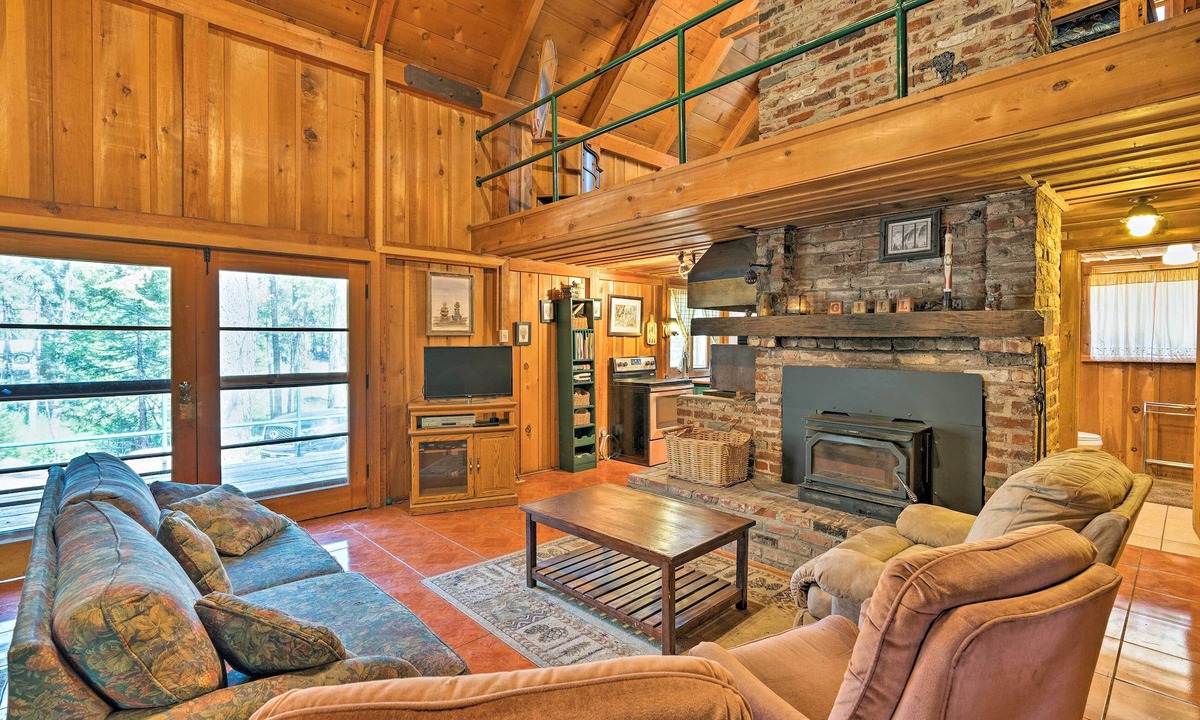 West Village Cabin | Cozy Choice Wood Cabin- 5 Minutes from Shaver Lake