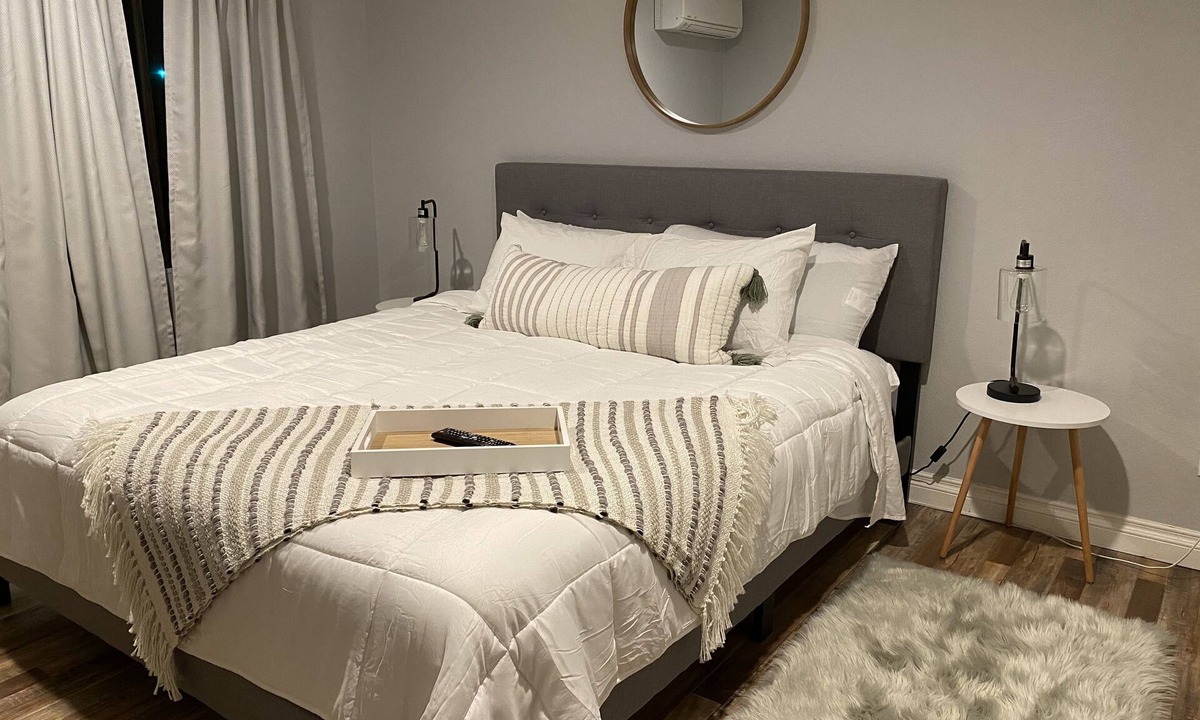 Lake Forest Condo | Cozy Condo,CAL KING BED,Jacuzzi,Pool