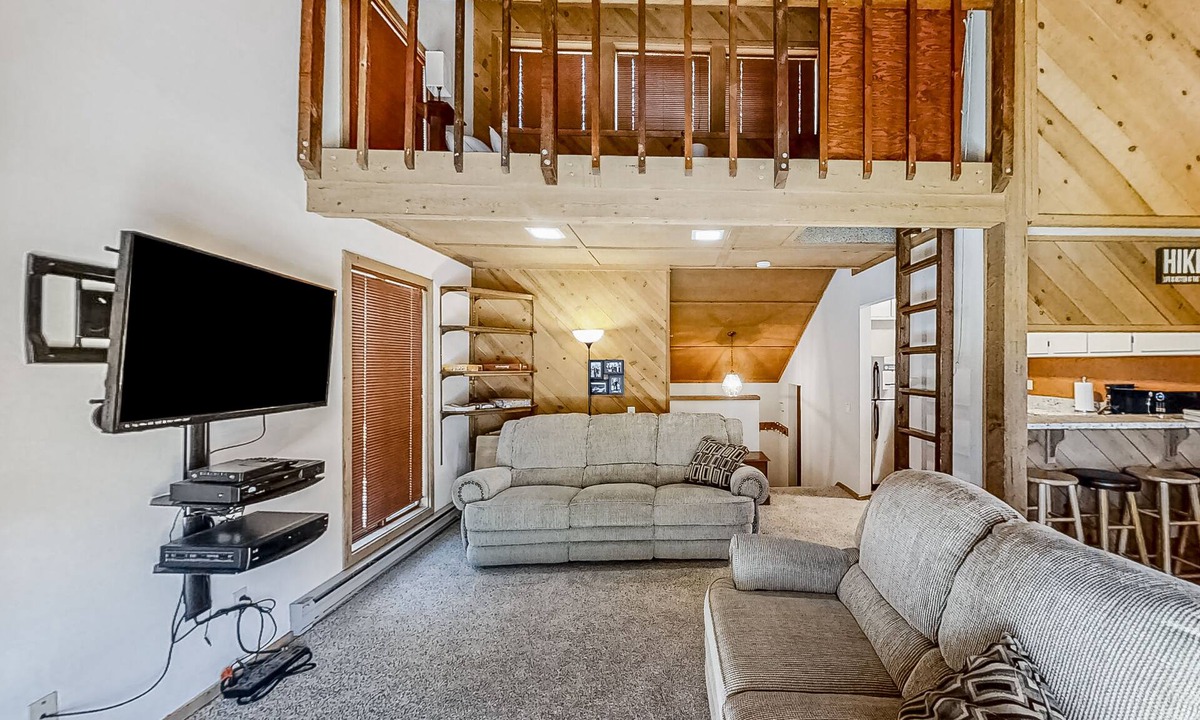 Shaver Lake Condo | Cozy condo with deck, pools & hot tubs - great location near Shaver Lake