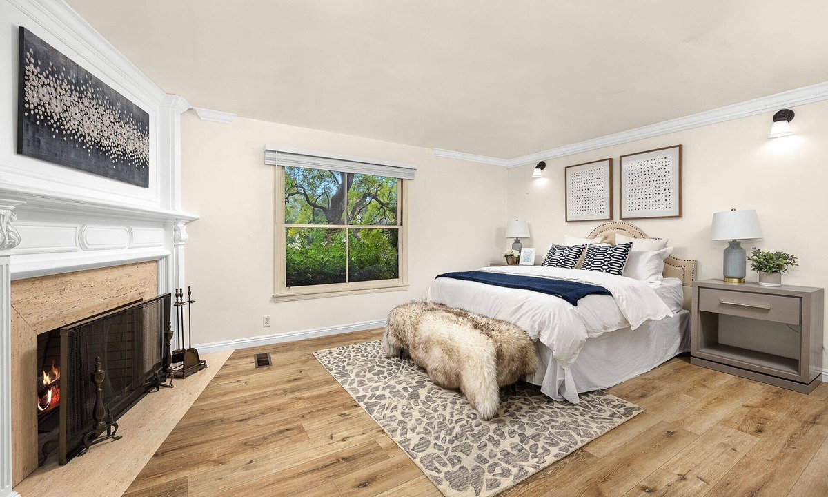 East Pasadena House | Cozy fireside retreat suite