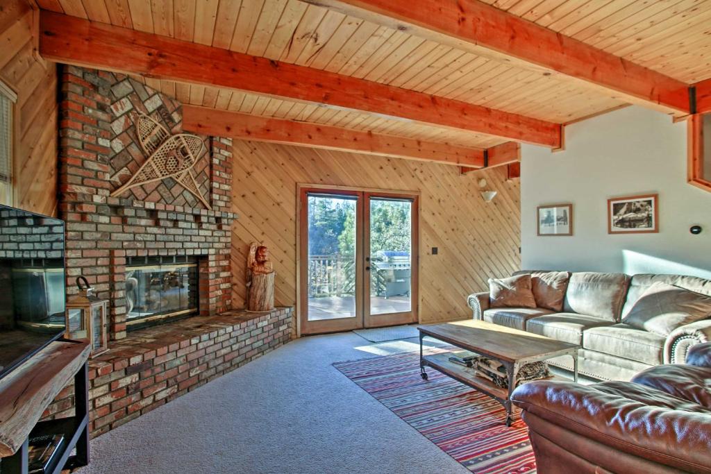 Upper Moonridge House | Cozy Getaway Cabin Deck and Hot Tub with Views!