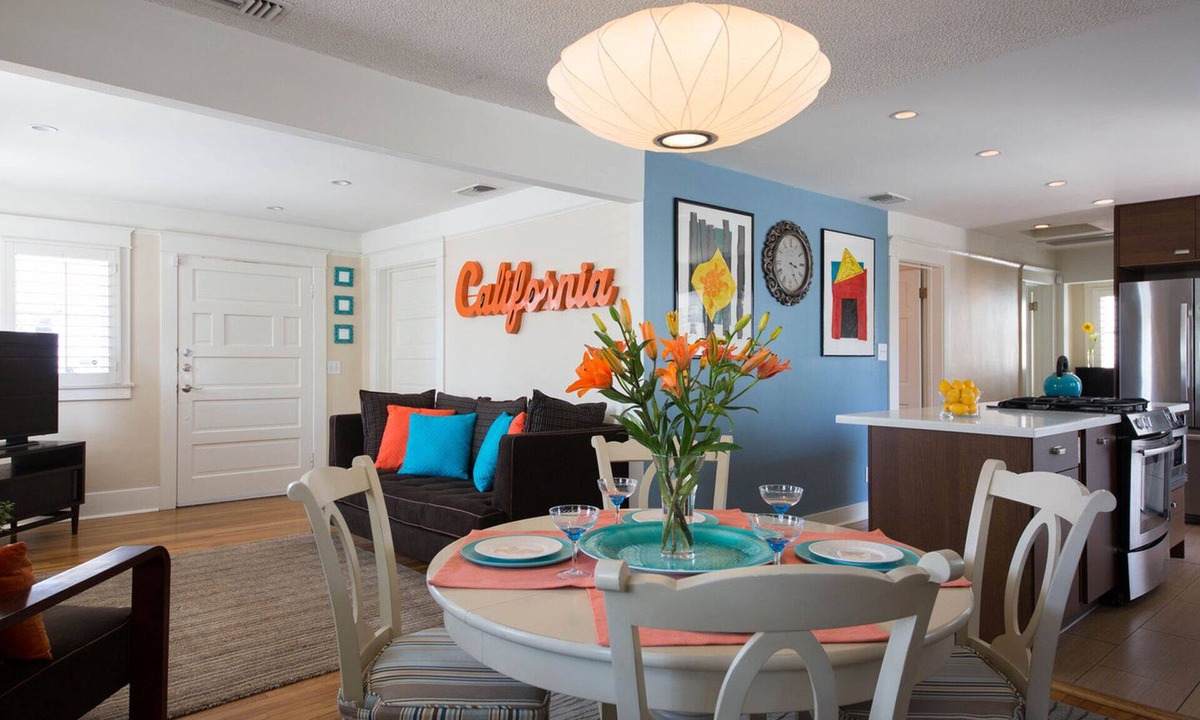Wilshire House | Cozy Hollywood House ★ Central Los Angeles Location ★ 2 Car Parking
