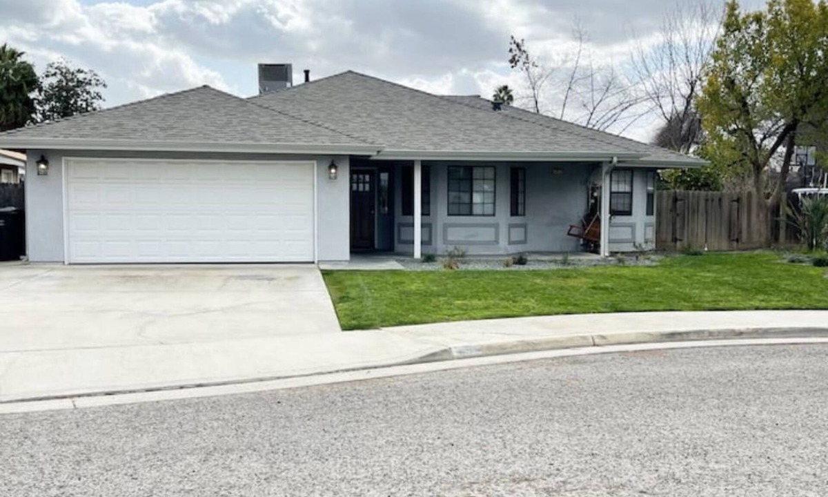 Porterville House | Cozy Home With Sunroom
